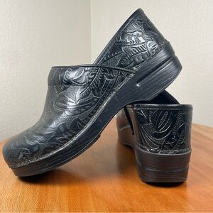 Women’s Dansko Professional Black Tooled Leather Clogs Size 39/8.5-9